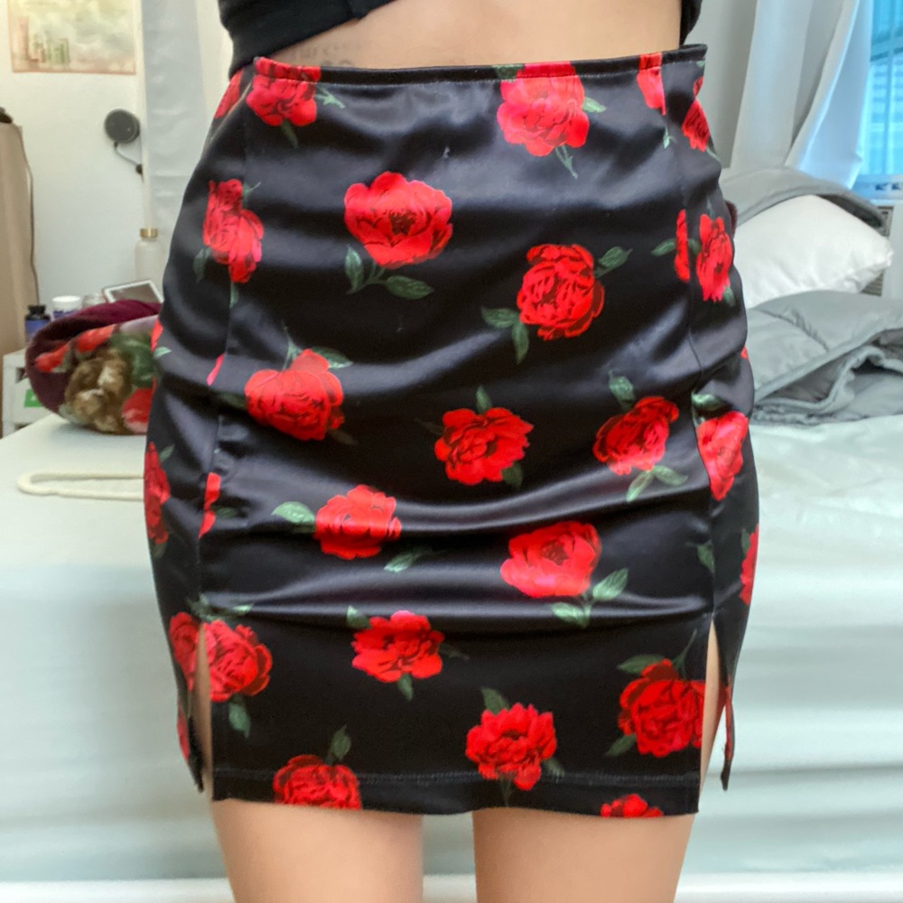 Zida Mini Skirt in Satin Stretch Last Rose Black - Picture 4 of 5